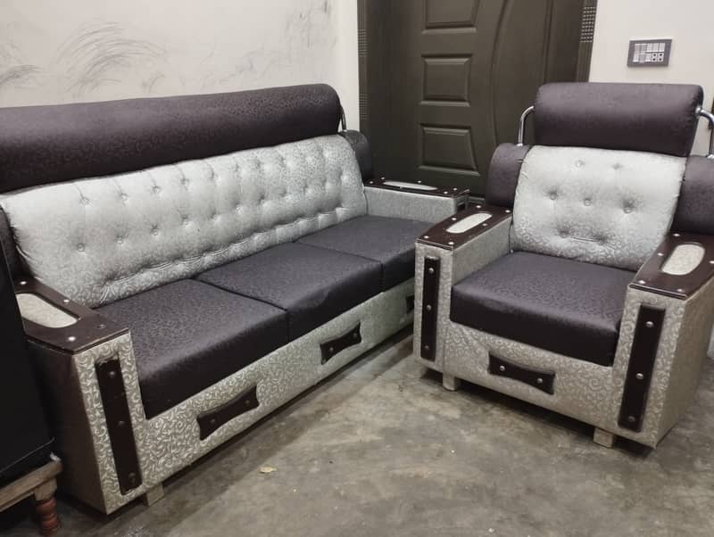 Beautiful Sofa Set for Sale 0