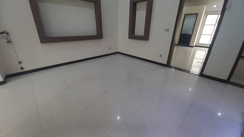 10 Marla full house available in bahria town lhr hot location 0