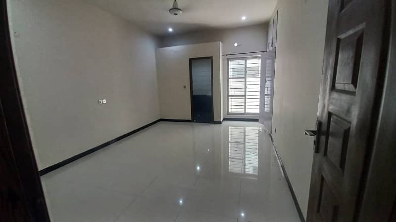 10 Marla full house available in bahria town lhr hot location 1