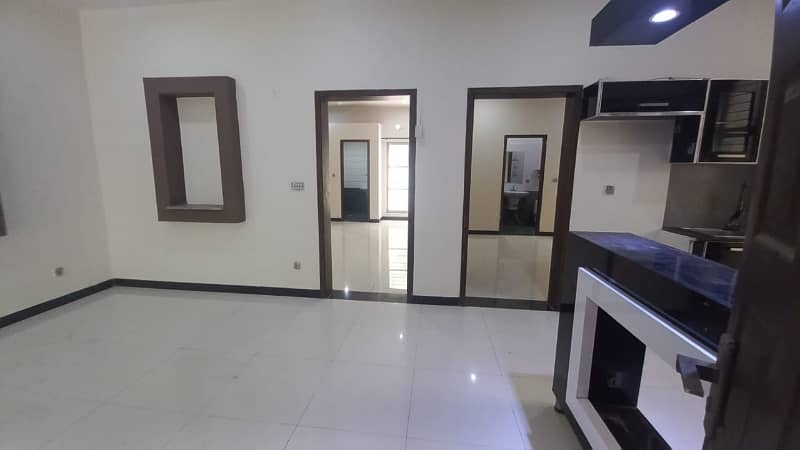 10 Marla full house available in bahria town lhr hot location 4