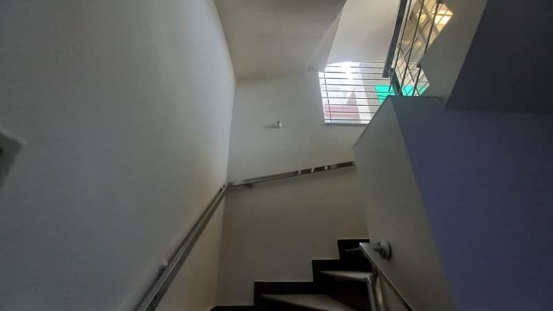 10 Marla full house available in bahria town lhr hot location 5