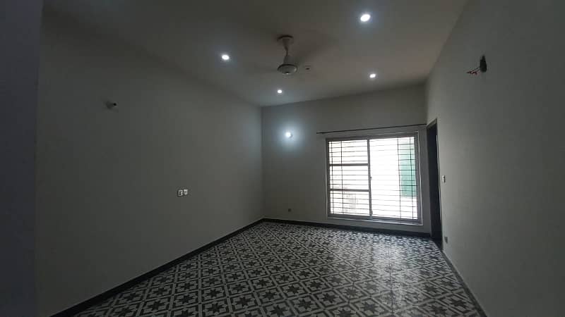 10 Marla full house available in bahria town lhr hot location 10