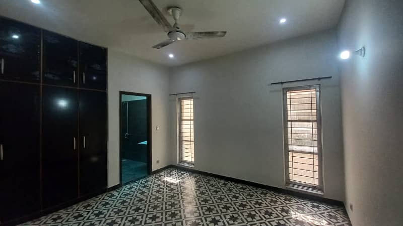 10 Marla full house available in bahria town lhr hot location 11