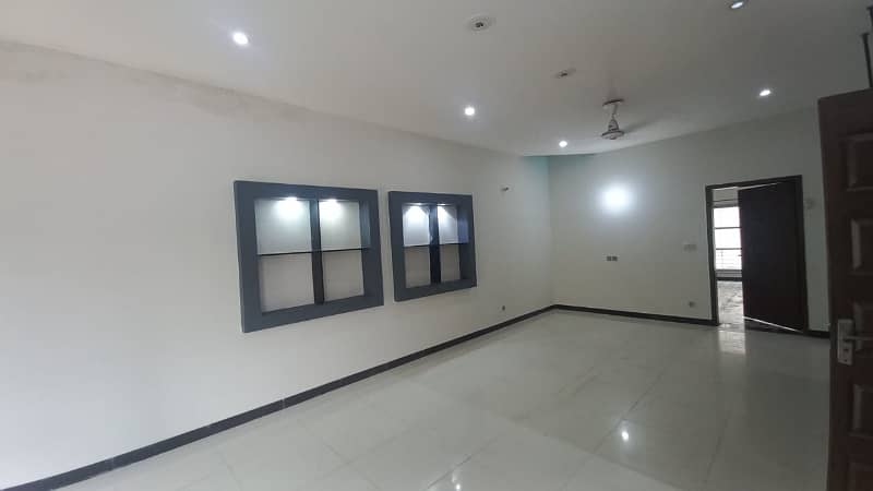 10 Marla full house available in bahria town lhr hot location 12