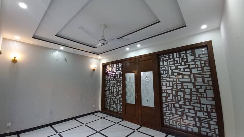 10 Marla full house available in bahria town lhr hot location 15