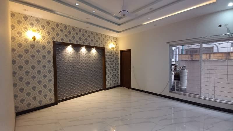 10 Marla full house available in bahria town lhr hot location 16