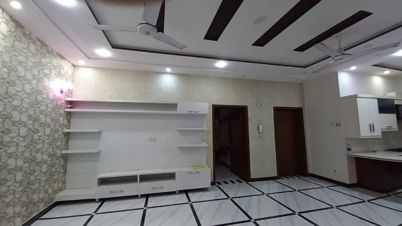 10 Marla full house available in bahria town lhr hot location 17