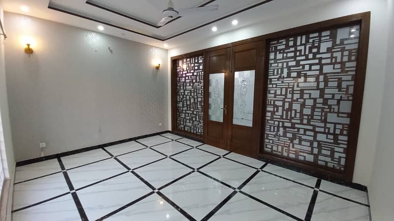 10 Marla full house available in bahria town lhr hot location 18