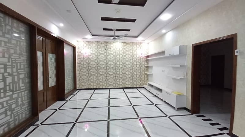 10 Marla full house available in bahria town lhr hot location 21