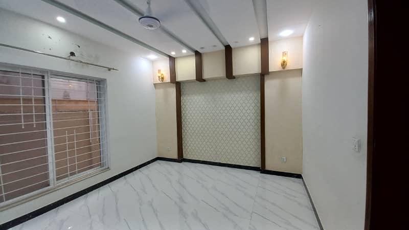 10 Marla full house available in bahria town lhr hot location 22