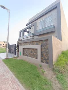 10 MARLA LUXURIOUS HOUSE FOR SALE AT HOT LOCATION OF BAHRIA TOWN LAHORE