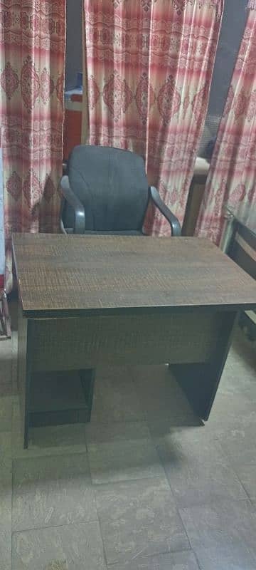 office  tabe and 1 executive  chair look new 0