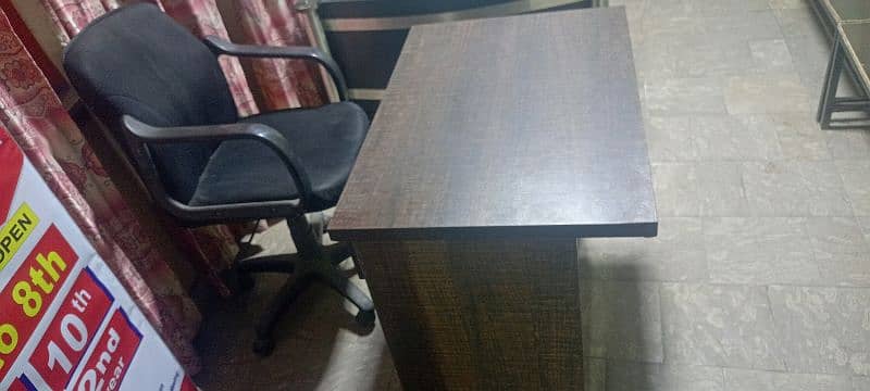 office  tabe and 1 executive  chair look new 1