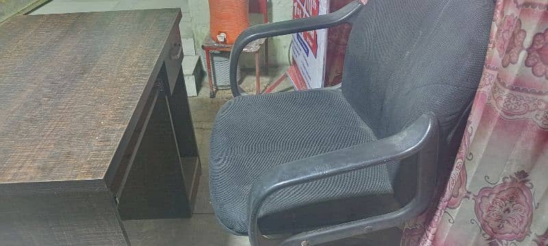 office  tabe and 1 executive  chair look new 4