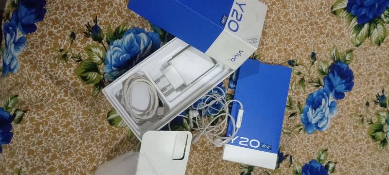 vivo y20 4/64 with box +charger 6