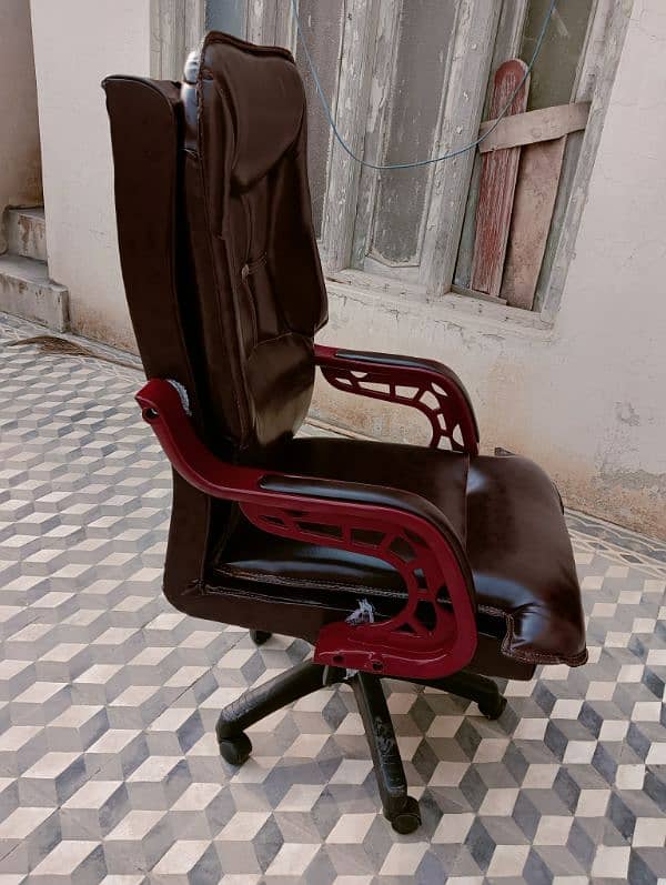 Office Chair For Sale 10 by 10 Condition Urgent Sale 2