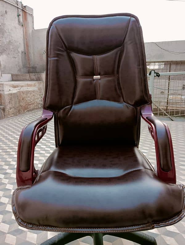 Office Chair For Sale 10 by 10 Condition Urgent Sale 4