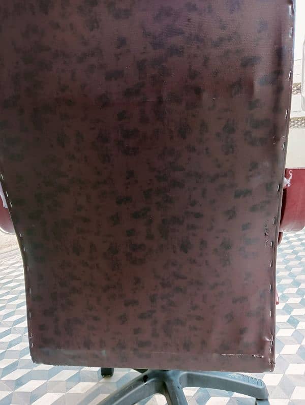 Office Chair For Sale 10 by 10 Condition Urgent Sale 6