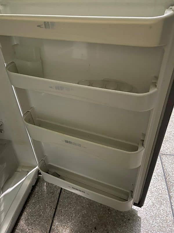 Dawlence medium refrigerator. 1