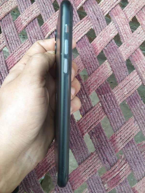 iPhone 11 jv 8/10 condition 64 GB 1