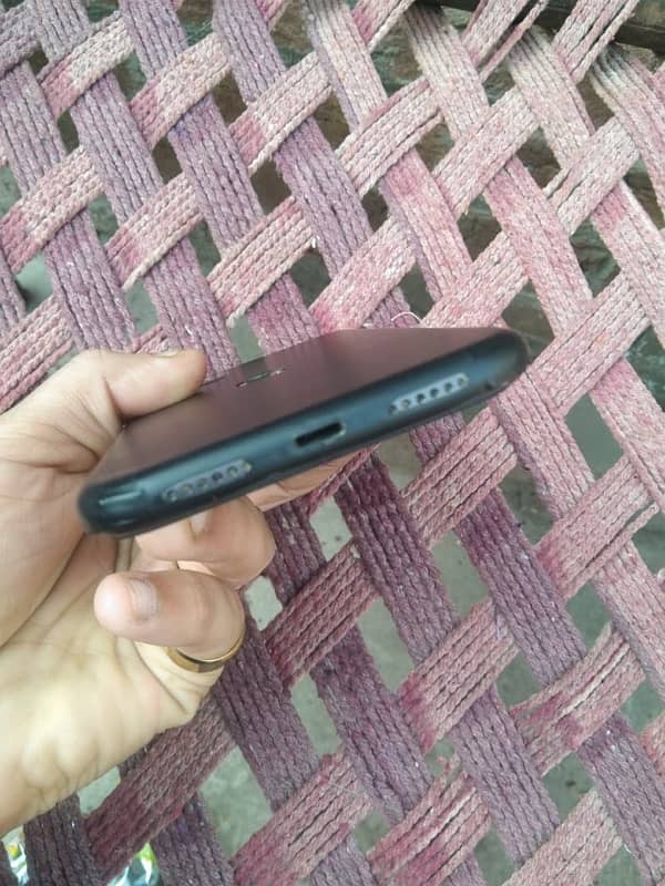 iPhone 11 jv 8/10 condition 64 GB 2