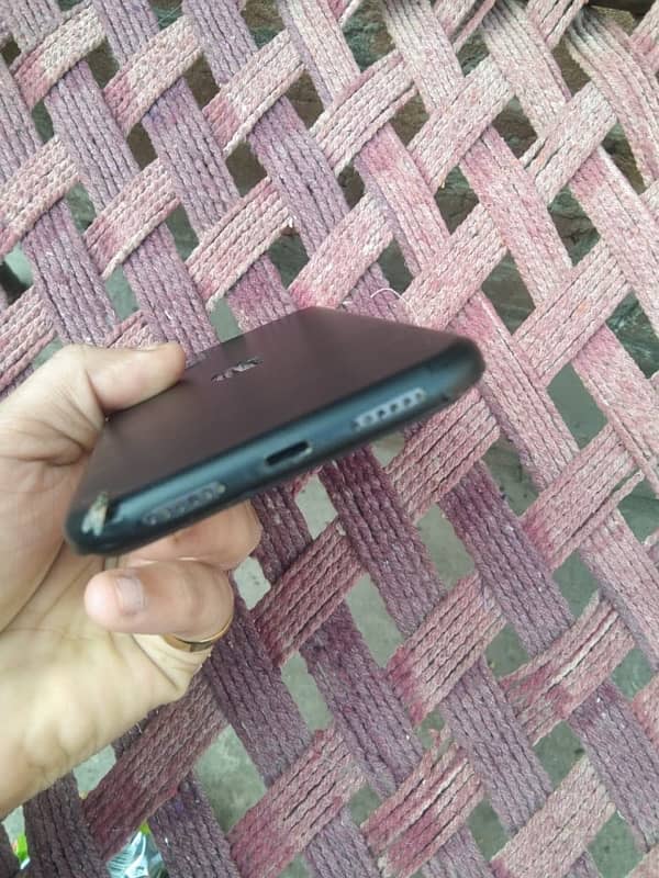 iPhone 11 jv 8/10 condition 64 GB 6