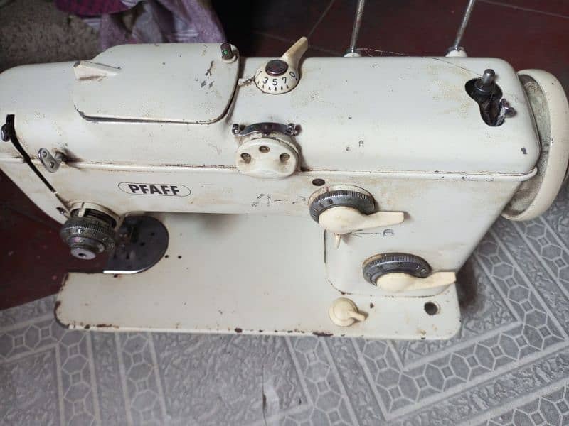 PFAFF sewing machine with motor 1