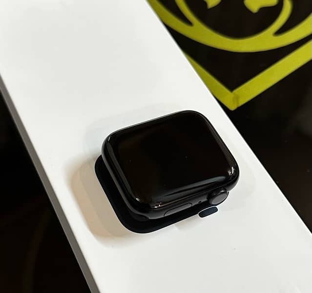 apple watch SE 2 generation (2024) brand new in warranty 3