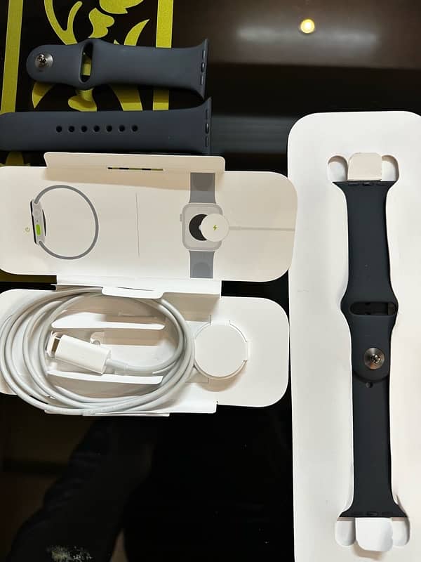 apple watch SE 2 generation (2024) brand new in warranty 4