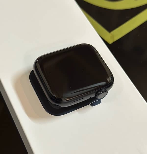 apple watch SE 2 generation (2024) brand new in warranty 6