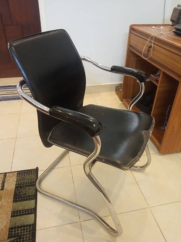 comfortable chair in good condition leather seat 2