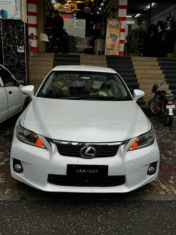 Lexus CT200h 0