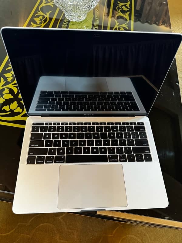 macbook pro 2017 in new condition 2