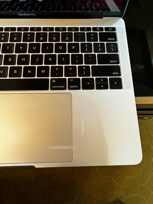 macbook pro 2017 in new condition 3