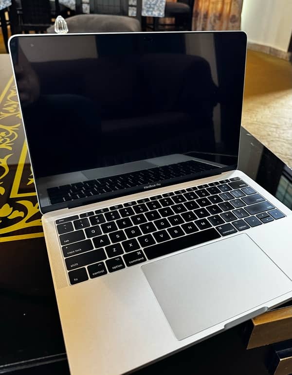 macbook pro 2017 in new condition 4