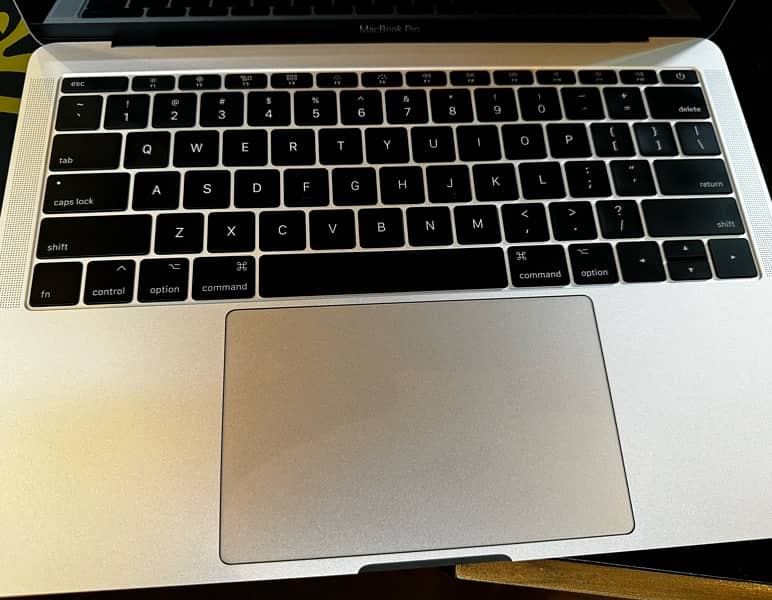 macbook pro 2017 in new condition 7