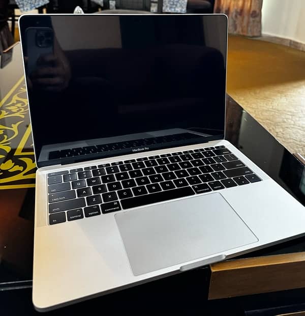 macbook pro 2017 in new condition 8