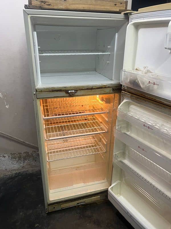 Frige very good condition 4