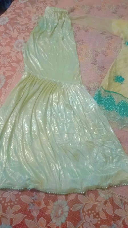 2 dress hen shrara 1 rad and white and 1 goldan good condition 0