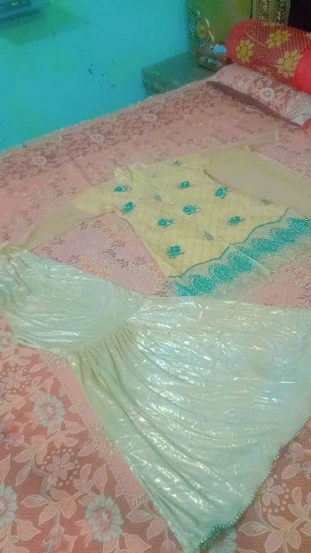 2 dress hen shrara 1 rad and white and 1 goldan good condition 1