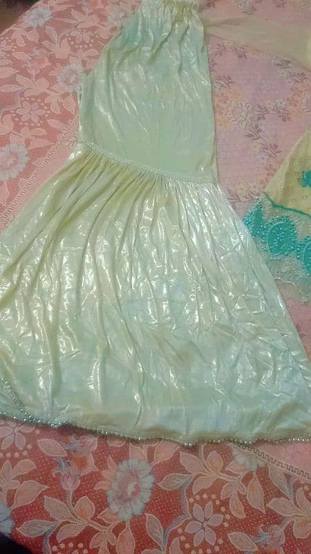 2 dress hen shrara 1 rad and white and 1 goldan good condition 2