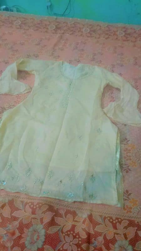 2 dress hen shrara 1 rad and white and 1 goldan good condition 3