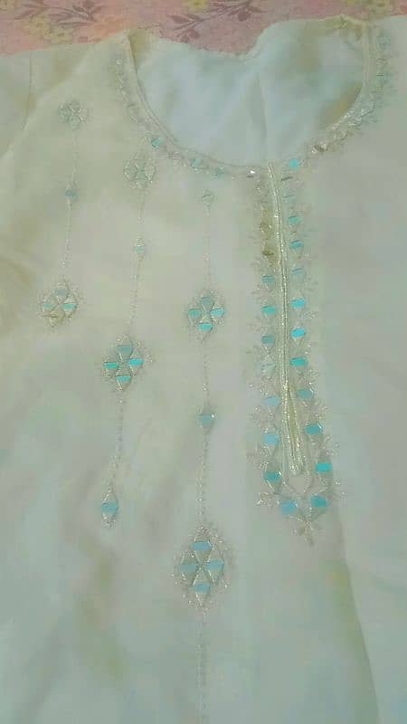 2 dress hen shrara 1 rad and white and 1 goldan good condition 4