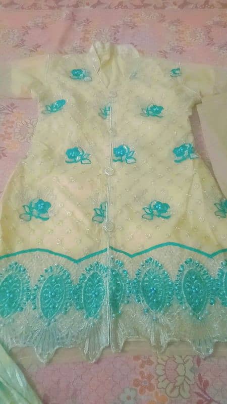 2 dress hen shrara 1 rad and white and 1 goldan good condition 5