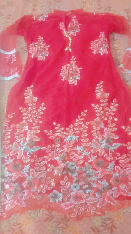 2 dress hen shrara 1 rad and white and 1 goldan good condition 7