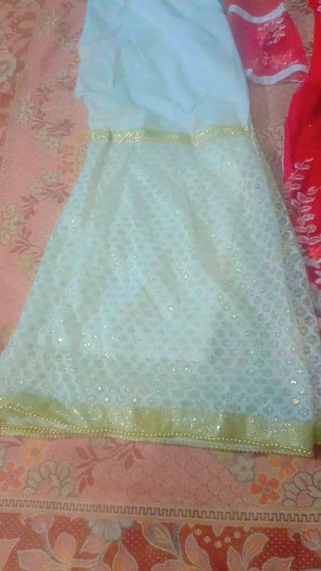 2 dress hen shrara 1 rad and white and 1 goldan good condition 10