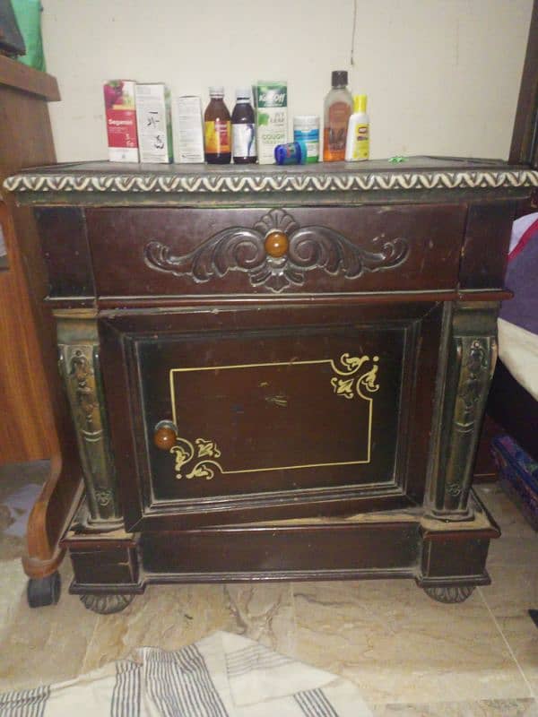 urgent sell my wood Dressing table & side table 4