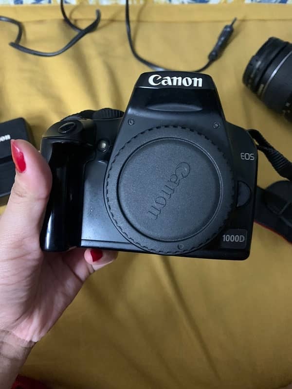 CANON D1000 3