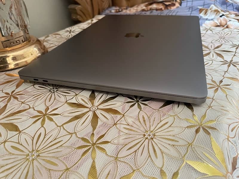 MacBook Pro 2019, 16-inch ,Core i7, 16GB RAM, 512GB 1