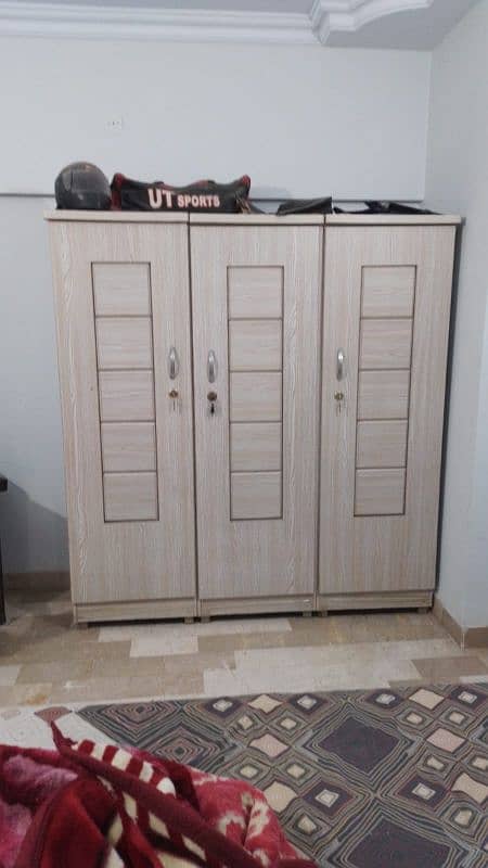 3 door cupboard 0